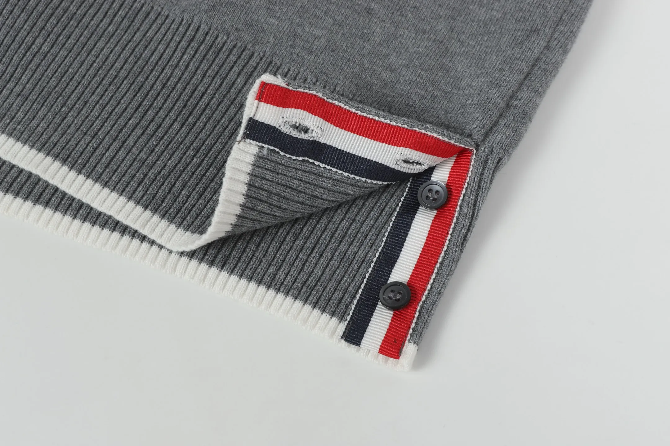 THOM BROWNE · 4 V ：Blue White Size：S M L Thom Browne 1965 ， 1997 。 Giorgio Armani ， Club Monaco ， 。Browne ， 、 。 ， 。 Thom Browne Classic ， 、 Classic。